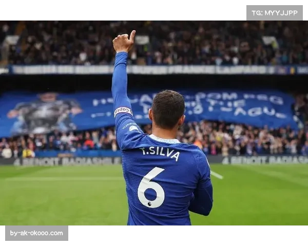 切尔西边后卫大幅前插后肋部空档暴露 双后腰补位致中场连接断裂